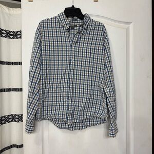 Eddie Bauer Men’s Button Up Shirt in size M offers a classic fit long sleeve